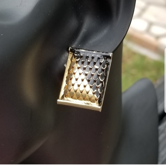 VINTAGE BLACK & GOLD MESH CLIP ON STYLE EARRINGS - Picture 2 of 6